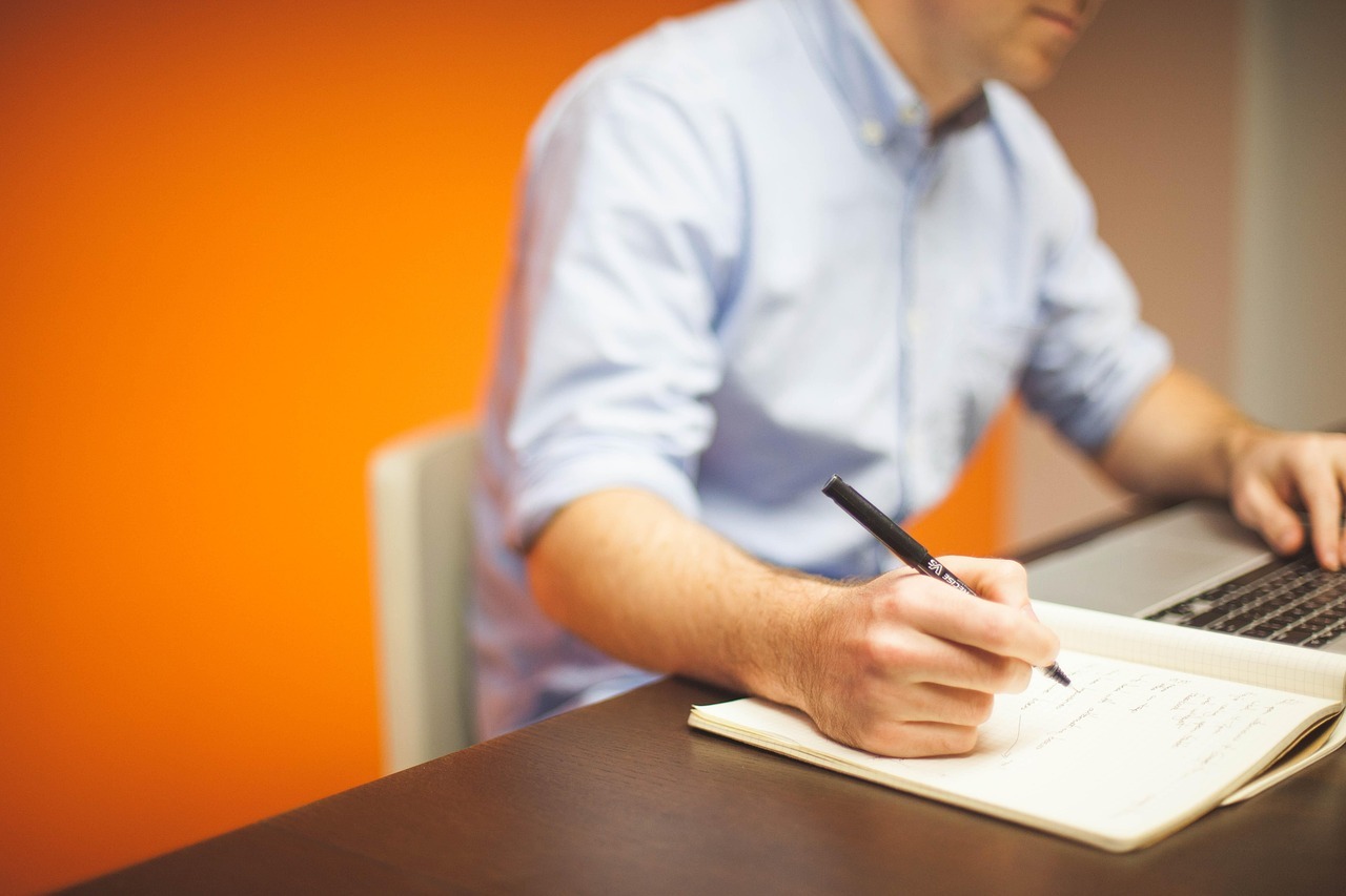 How Much Does a Fractional CMO Cost in 2025? (Complete Pricing Guide)